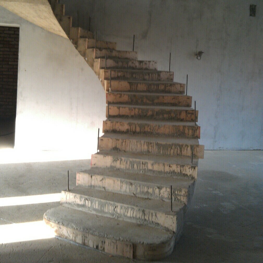 Бетонная лестница на второй этаж