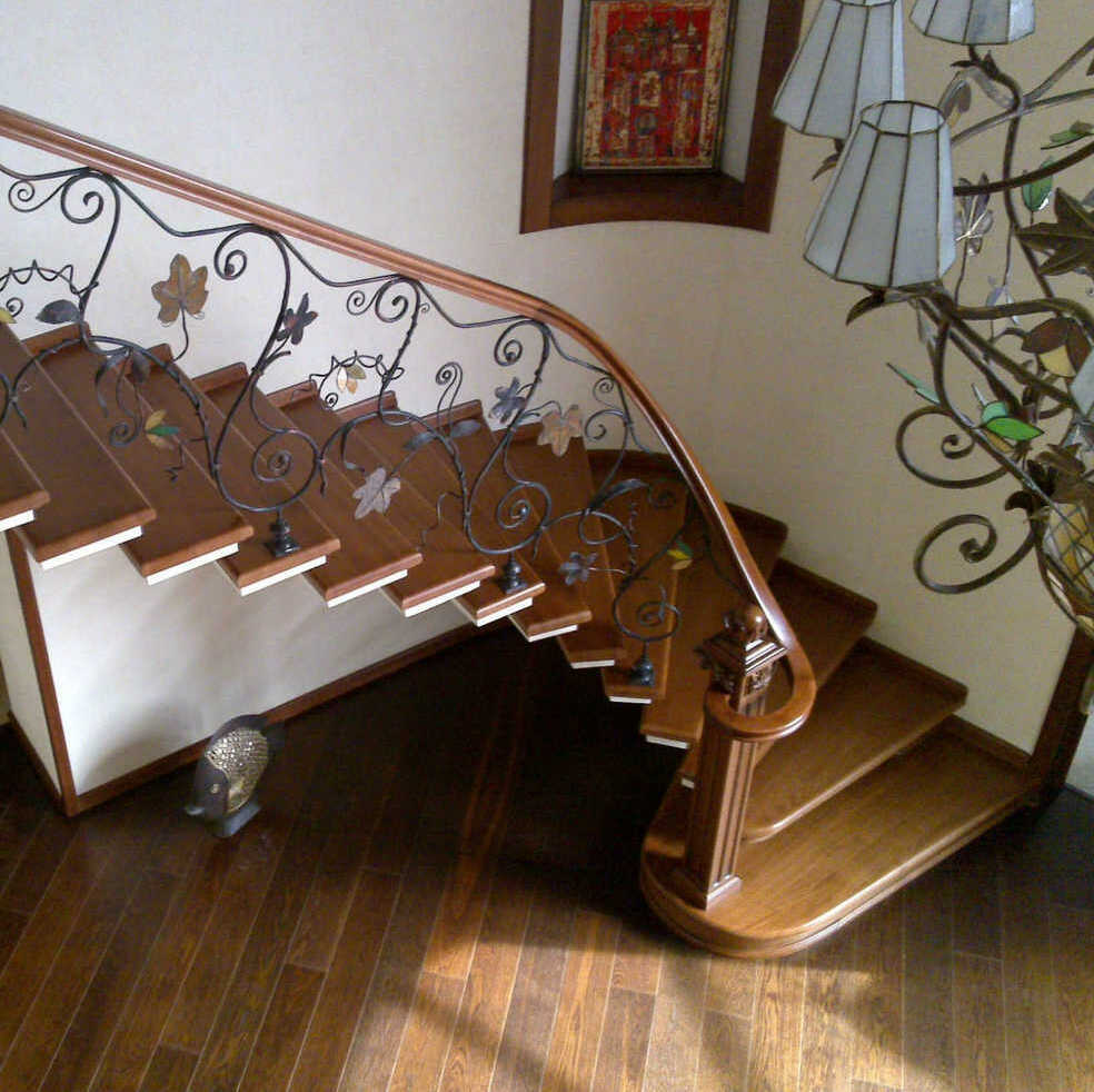 Бетонная лестница со смещенным косоуром