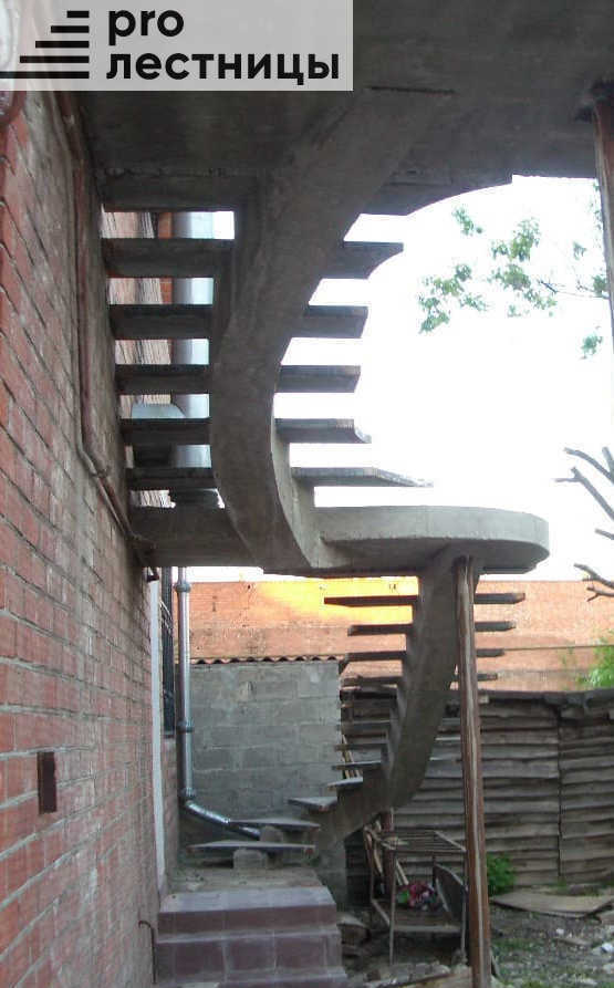Бетонная лестница в частный дом